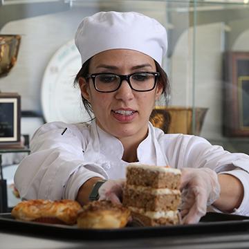 九五至尊官方网站糕点店提供学生制作的饼干, 面包, 在秋季和春季学期，每周都有馅饼和更多的课程.